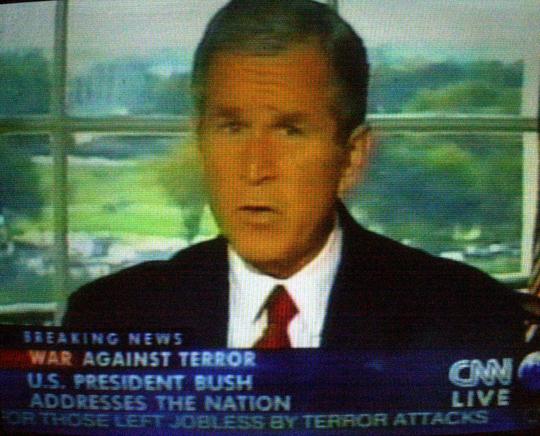 조지 W 부시 미 대통령이 2001년 10월 7일 대국민연설을 통해 미국이 아프가니스탄 내 테러 캠프들에 대한 공격을 시작했다고 밝히고 있다.