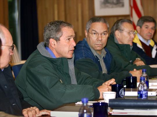 조지W 부시(왼쪽에서 두번째)미 대통령이 2001년 9월15일 캠프 데이비드에서 딕 체니 부통령, 콜린 파월 국무장관, 도널드 럼즈펠드 국방 장관, 폴 울포위츠 국방 부장관(왼쪽부터) 등과 긴급회의를 열고 아프가니스탄에 대한 보복 공격 방안을 논의하고 있다.