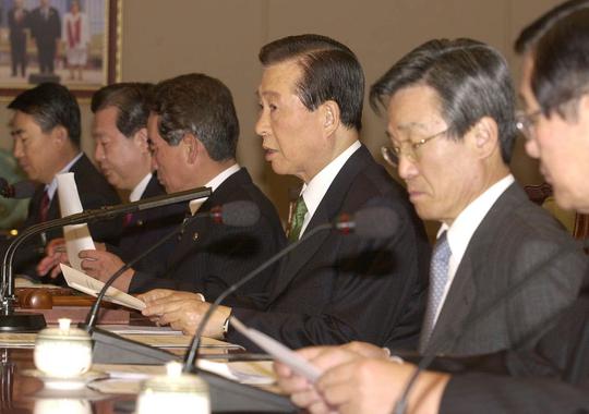 김대중 대통령이 2001년 10월 8일 오전 청와대에서 국가안전보장회의를 주재하면서 아프간 사태에 따른 대책 마련을 지시하고 있다.
