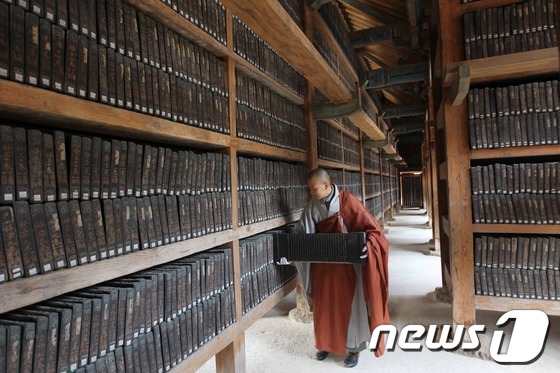 해인사 장경판전에서 대장경을 꺼내 보여주시는 스님.(해인사 제공)© News1