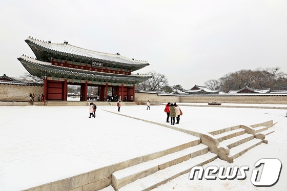 창덕궁의 정문인 돈화문의 설경.(한국관광공사 제공)© News1