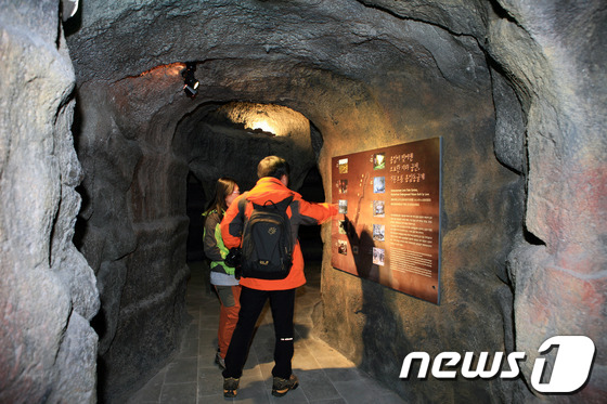 세계자연유산센터 전시실에서는 거문오름이 만들어낸 동굴을 살펴볼 수 있다.(한국관광공사 제공)© News1