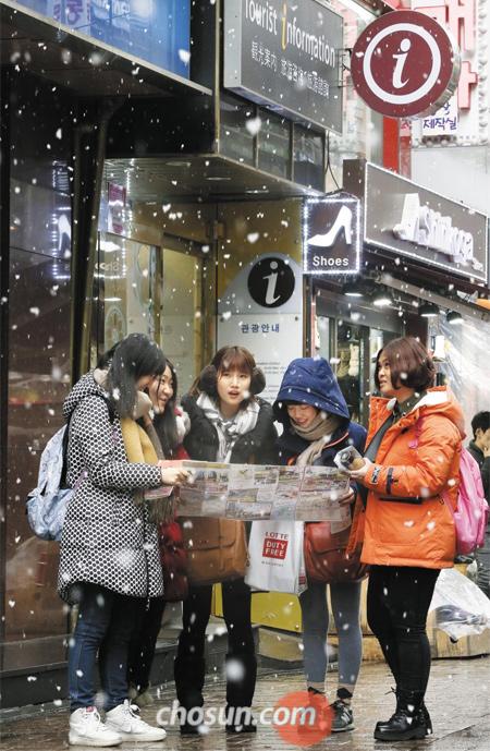 
	지난 20일 서울 중구 명동거리 관광안내소 앞에서 중국 관광객들이 지도를 보고 있다. 어렵게 관광안내소를 찾아간 이들은 중국어 직원이 없어 안내를 제대로 받지 못했다. 이들은 “영어권 담당자가 와서 안내를 해줬지만 잘 알아들을 수 없었다”고 말했다
