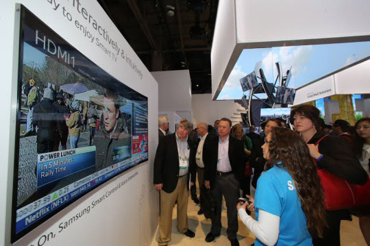 지난 7일, CES2014 전시회에서 관람객들이 삼성 스마트TV의 다양한 기능을 살펴보고 있다. /삼성전자