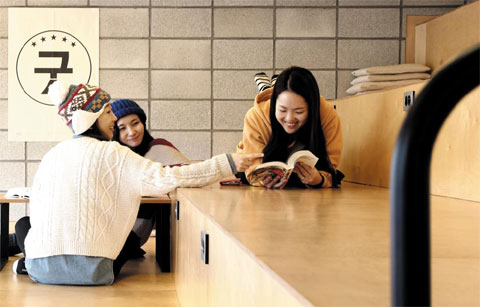 '우아한형제들' 직원들이 다락방 회의실로 불리는 계단형 공간에서 책을 읽고 있다. 우아한형제들은 직원들의 도서 구입비를 무한 지원한다. 한 달에 100만원 상당의 책을 구입한 직원에게도 묻지도 따지지도 않고 전액 지원했다.