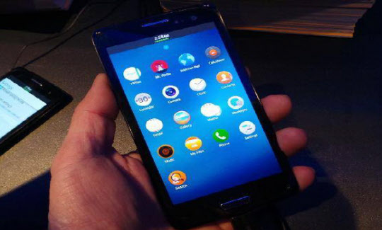 지난해 2월 스페인 바르셀로나에서 열린 'MWC 2013'에서 공개된 타이젠폰/조선일보DB