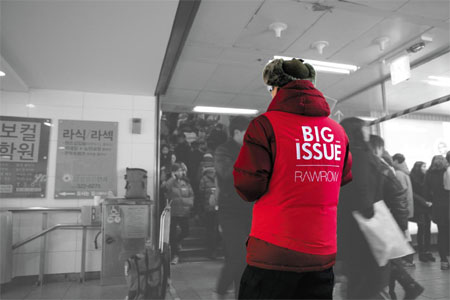 신생브랜드‘로우로우(rawrow)’직원들이 직접 디자인한 빅판의 빨간 조끼. 이전보다 밝은 톤의 빨간색으로 눈에 잘 띄고, 왼쪽 가슴엔 아이디 카드(빅판 신분증)를 넣을 수 있는 투명 포켓이 생겼다.