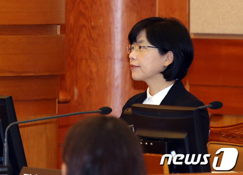 
	이정희 통합진보당 대표가 28일 오후 서울 종로구 재동 헌법재판소 대심판정에서 열린 통합진보당의 정당해산심판 공개변론에 참석해 개정을 기다리고 있다. 법무부는 지난해 11월 정당 해산심판 청구와 함께 통합진보당에 대한 활동정지 가처분 신청을 냈다./뉴스1
