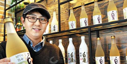삼성전자를 그만두고 가업(家業)인 전통주 양조(釀造)에 나선 김동교 신평양조장 부사장이 자신의 막걸리바‘셰막’에서 백련맑은술을 보여주고 있다. 최근 삼성 사장단 신년만찬에 쓰이고서‘이건희 전통주’란 별칭과 함께 인기를 끄는 술이다.