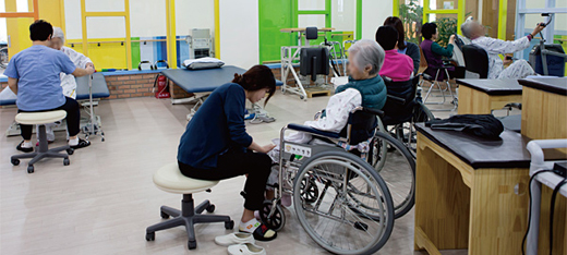 경기도 고양시 일산의 치매전문 제이요양병원에서 치매환자들이 재활치료를 받고 있다 /이경민 영상미디어 기자