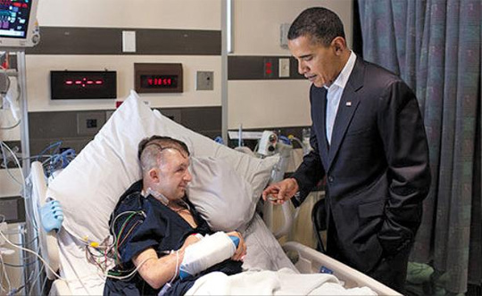 
	오바마 대통령이 지난 2010년 4월 워싱턴DC 인근 군(軍)병원으로 렘스버그 중사를 찾아가 위로하는 모습
