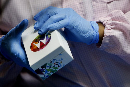 모토로라 스마트폰을 만드는 모습/사진=블룸버그