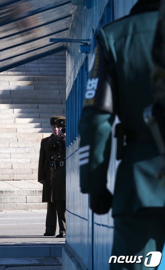 
	29일 오전 경기 파주시 판문점에서 북한군 경비병들이 남쪽을 향해 사진촬영을 하고 있다. 2014.1.29/뉴스1 © News1 사진공동취재단
