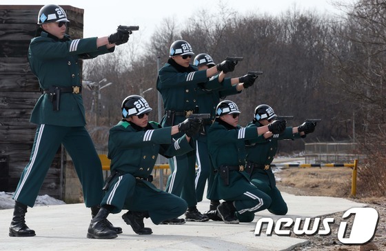 
	29일 오후 JSA경비대대 대원들이 K-5권총사격 훈련을 하고 있다. 2014.1.29/뉴스1 © News1 사진공동취재단
