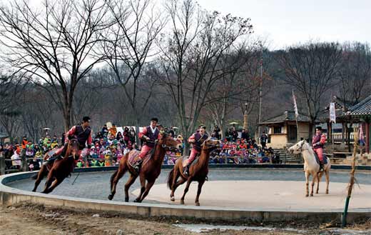 
	365일 하루도 쉬지 않고 한국민속촌에서는 공연이 열린다. 말의 해를 맞아 마상무예 공연은 가장 인기 있는 볼거리 중 하나다/ 한준호 영상미디어 기자
