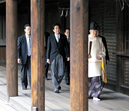 아베 신조(왼쪽에서 둘째) 일본 총리가 지난해 12월 야스쿠니 신사 참배를 마친 뒤 나오고 있다