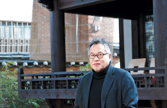 
	안영환 대표가 사학자 이병도의 집이자 진단학회 건물이었던 락고재에서 뭔가를 생각하고 있다. 그는“50대 이상은 아파트를 버리고 한옥으로 오라. 거기서 삶의 여유를 찾고 돈도 벌 수 있다”고 했다.
