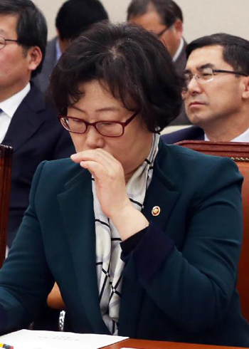 朴대통령, '모래속 진주' 윤진숙 장관 전격 해임…자질 부족·부적절 태도 논란 속 10개월만에 낙마