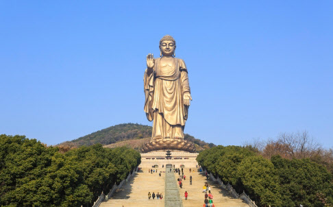 중국 장쑤(江蘇)성 우시(無錫)에 소재한 높이 88m 높이, 700t 무게의 영산(靈山)대불.