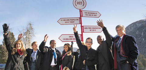 지난달 열린 다보스 포럼에서 록밴드 유투 보컬 보노(오른쪽에서 셋째), 존 드라마니 마하마 가나 대통령(오른쪽에서 둘째) 등이 에이즈·결핵 등 퇴치를 위한 기금 마련에 합의한 뒤 함께 손을 흔들고 있다.