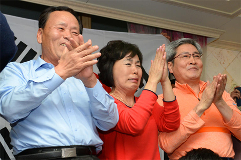 
		'빙속여제' 이상화의 부모 이우근(오른쪽부터), 김인순씨가 12일 오전 서울 동대문구 자택에서 2014 소치 동계올림픽 중계방송을 지켜보며 친지들과 함께 기뻐하고 있다.이상화는 이날 러시아 소치 아들레르 아레나에서 열린 2014 소치 동계올림픽 여자 스피드스케이팅 500m에 출전해 1차전 37.42초, 2차전 37.28초를 기록해 합계 74.70초로 올림픽 2연패를 달성했다./뉴스1
