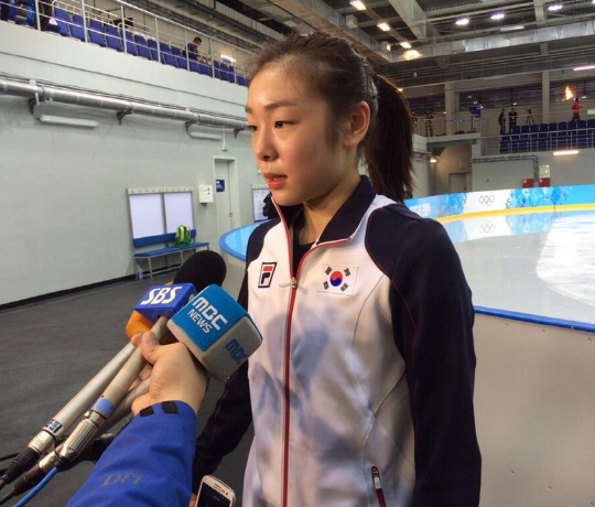 
	시카고 트리뷴 필립 허시 기자가 직접 찍어 공개한 김연아의 13일 인터뷰 모습.
