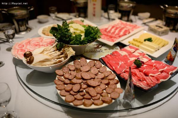 하얼빈의 훠궈는 독특하게 소시지가 나온다. 이 소시지는 끓는 육수에 넣어 익혀 먹어도 되고 그냥 먹어도 된다. 