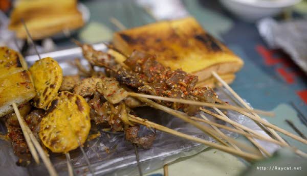 염통, 힘줄, 껍데기… 다양한 부위가 꼬치로 나온다.