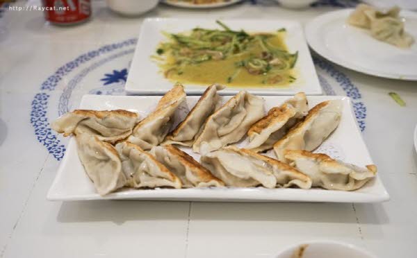 만두는 만두 속에 들어가는 소의 재료에 따라 이름이 달라진다. 고기만두, 새우만두, 야채만두 등 다양하다.  