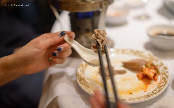 보글보글 끓는 육수에 재료를 넣어 익힌 뒤 취향에 맞는 소스에 찍어 먹는다. 