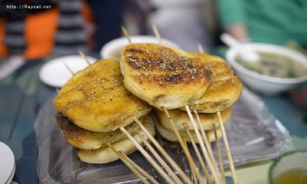 공기밥 대신 구운 빵. 향신료가 뿌려져있는데 의외로 맛있었다. 고기와 빵을 함께 먹는 맛도 일품! 