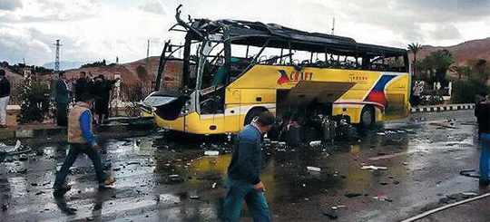 
	한국인 관광객 33명이 타고 있던 이집트 관광버스가 16일(현지 시각) 이집트 시나이반도 타바에서 강력한 폭발로 인해 파괴돼 도로에 주저앉아 있다. 버스 지붕이 날아갔으며, 운전석과 차량 좌우 창문도 모두 부서졌다. 외신들은 한국인 등 4명이 사망했다고 밝혔다
