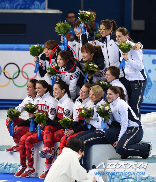 
	18일 오후(한국시간) 2014 소치 동계올림픽 아이스버그 스케이팅 팰리스에서 쇼트트랙 여자 3000m 계주 결승전이 열렸다. 금메달을 차지한 한국 선수들이 플라워 세리머니에서 기뻐하고 있다. 가운데 빨간 원이 공상정.<BR>소치(러시아)= 김경민 기자 kyungmin@sportschosun.com / 2014.02.18.
