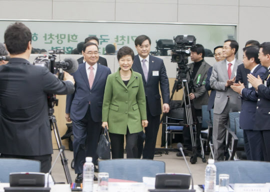 세종청사에서 박근혜 대통령이 국토부 업무보고 장소로 입장하고 있다./ 국토교통부 제공