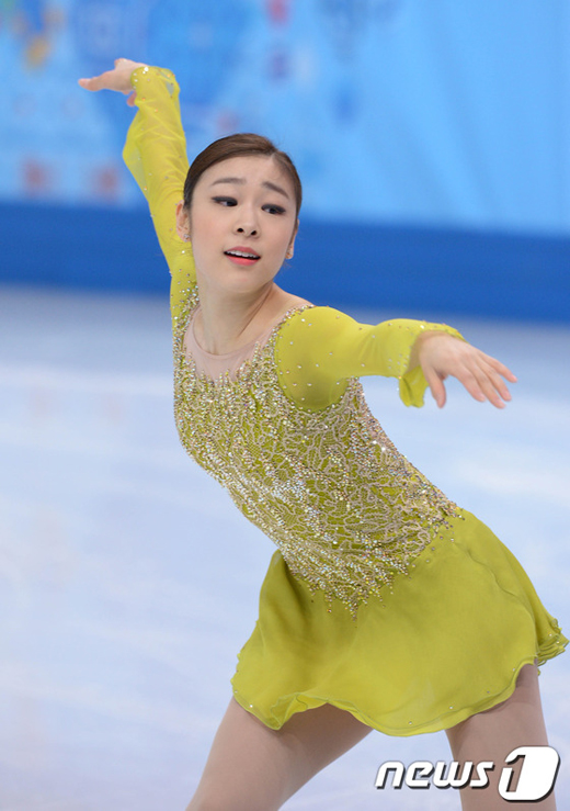 
	'피겨여왕' 김연아가 20일(한국시간) 러시아 소치 해안 클러스터 아이스버그 스케이팅 팔라스 경기장에서 열린 피겨 스케이팅 여자 싱글 쇼트프로그램에서 '어릿광대를 보내주오' 선율에 맞춰 환상적인 연기를 펼치고 있다.김연아가 도전하는 올림픽 2연패는 여자 피겨에서 보기 힘든 기록이다. 노르웨이의 소냐 헤니(1928, 1932, 1936)와 독일의 카타리나 비트(1984, 1988)만이 가진 기록으로, 김연아의 이번 도전에 사상 3번째 올림픽 2연패 달성 여부가 달려 있어 많은 관심이 모이고 있다.2014.2.20/뉴스1 © News1 (소치(러시아)=뉴스1) 이동원 기자
