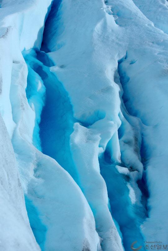 빙하의 균열이라고 부르는 크레바스(Crevasse).