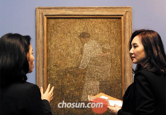 
	“표면이 화강암 같아요. 아련하고, 자꾸만 그림 속으로 빨려드는 기분이랄까.” 20일 국립현대미술관 덕수궁관에서 열리는 ‘명화를 만나다-한국 근현대 회화 100선’을 찾은 배우 채시라<오른쪽>가 박수근의 ‘절구질하는 여인’(1954년)을 보고 있다
