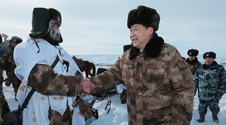 시진핑 중국공산당 총서기 겸 중앙군사위 주석(오른쪽)이 지난 1월 네이멍구자치구의 군부대를 시찰하고 있다. photo 신화·뉴시스