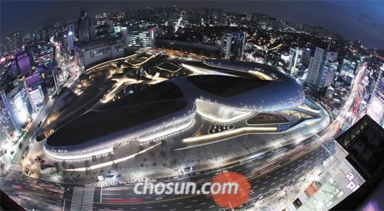 5년 공사 끝에 베일을 벗은 동대문디자인플라자&파크(DDP) 사진