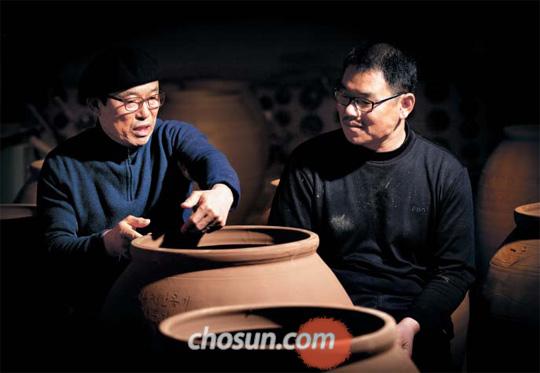 
	명장 황충길이 아들 황진영에게 가르침을 준다. 유약 바르지 않은 커다란 옹기들이 가르침을 함께 듣는다
