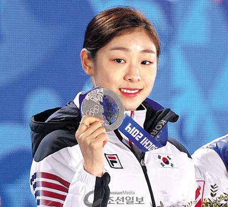 김연아가 22일(한국 시각) 열린 피겨스케이팅 여자 싱글 시상식에서 은메달을 들어보이고 있다