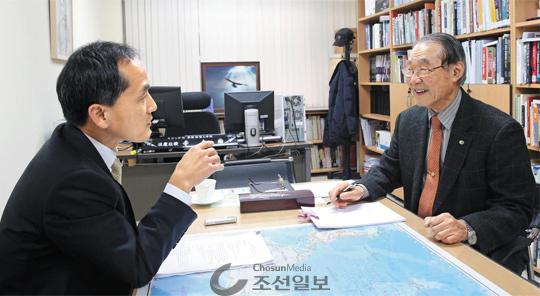 이재우 교수와 최보식 선임기자 사진