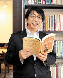 책상에 앉아 상상의 세계 여행 떠나요