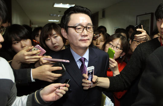 그는 언론의 주목을 받는 것을 즐겼다.