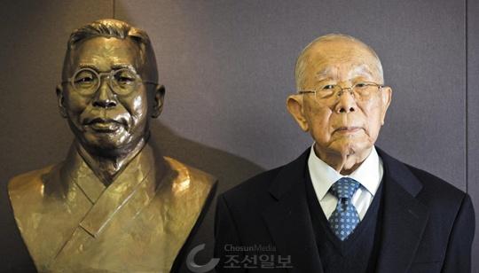 서울 용산구 백범기념관에 있는 김구 선생 흉상 옆에 그의 아들 김신 장군이 섰다. 