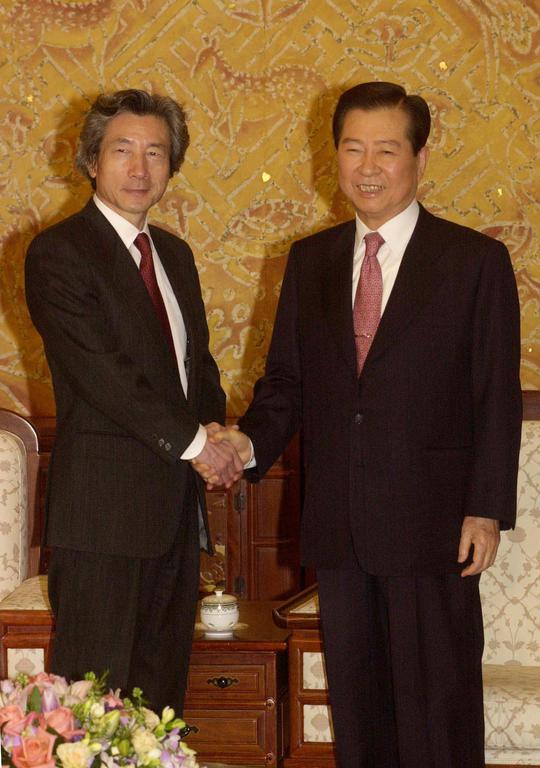 2002년 3월22일 한일 정상 확대회담에 앞서 김대중 대통령과 고이즈미 총리가 악수하고 있다.
