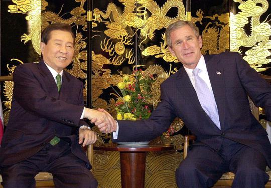 2001년 10월 19일 19일 오후 상하이 리츠칼튼호텔에서 열린 한미 정상회담에서 김대중 대통령(왼쪽)과 부시 미국 대통령이 악수를 하고 있다.