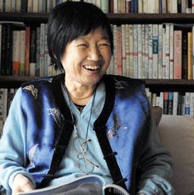 박완서 작가는 6·25전쟁과 분단문제, 물질만능주의 풍조와 여성문제 등을 작품에 담아내며 우리 문단의 대표 작가로 인정받았어요.