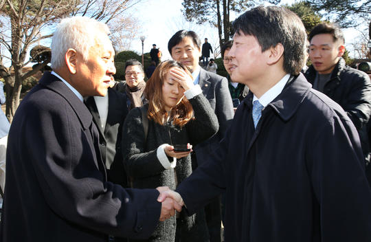 안철수(오른쪽) 의원과 김한길 민주당 대표가 2일 신당 창당 공동기자회견을 한 뒤 악수하고 있다. 이진한기자