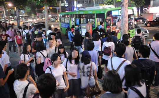 대치동·분당 등 학원가 장악한 ‘돼지엄마’들의 정체와 하는 일은...